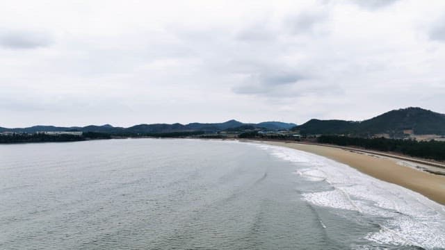 잔잔한 파도가 있는 고요한 해변