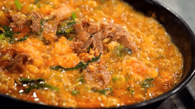 냄비에서 끓고 있는 대창과 불고기