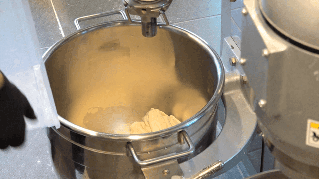 반죽기 믹싱 볼에 놓이는 반죽 뭉치