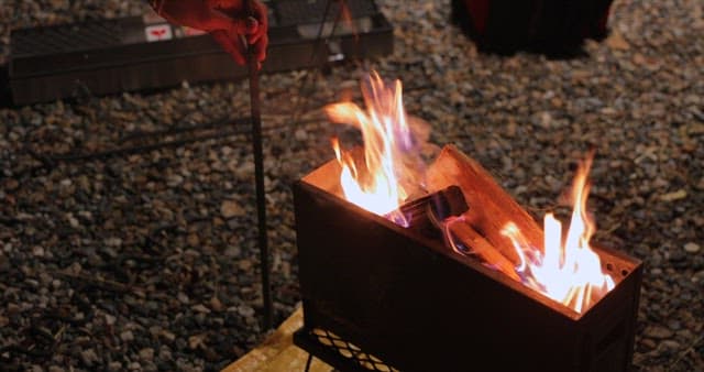 아늑한 저녁, 야외에서 불을 지피다