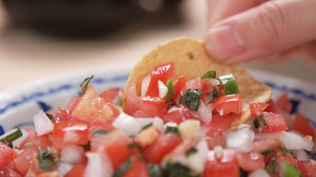 Fresh Tomato Salsa for Dipping Nachos