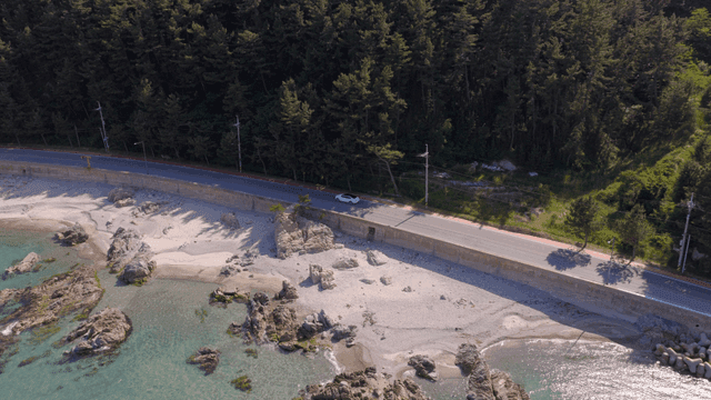 아름다운 해변을 따라 이어진 해안 도로