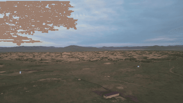 유르트와 산이 있는 광활한 풍경