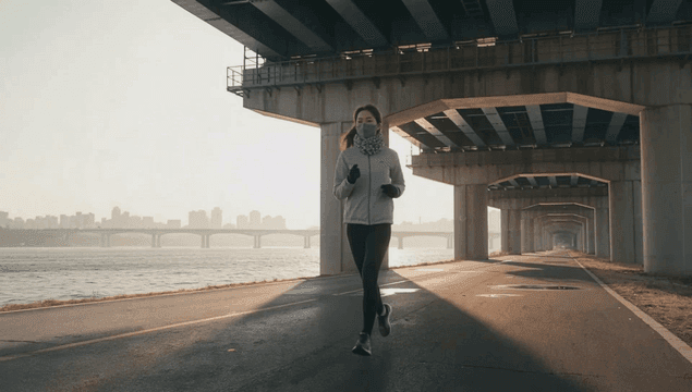 강변 다리 아래에서 조깅하는 여자