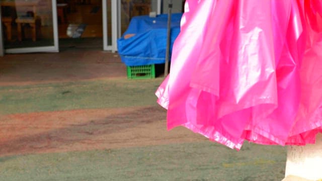 상점 앞에서 바람에 흔들리는 분홍색 비닐봉투