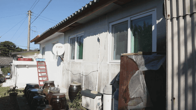 장독대가 있는 시골 집