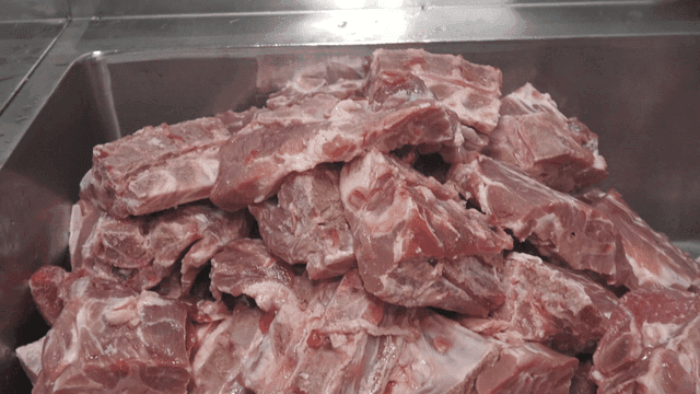 싱크대에 쌓인 생고기 조각들