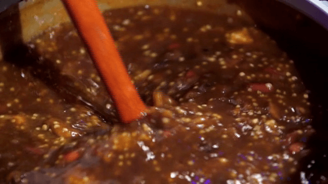 Making porridge with boiled millet and kidney bean