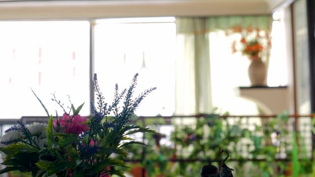 장식 꽃이 있는 실내 공간