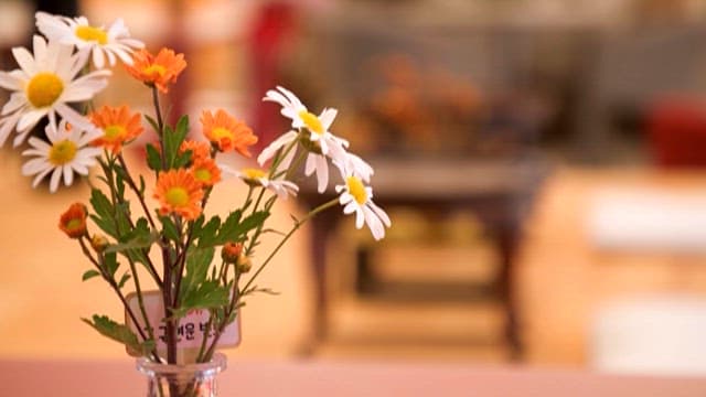 한국의 전통이 드러나는 아늑한 방 안에 놓인 꽃병