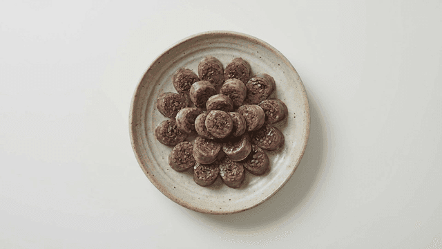 Plate of neatly arranged sundae
