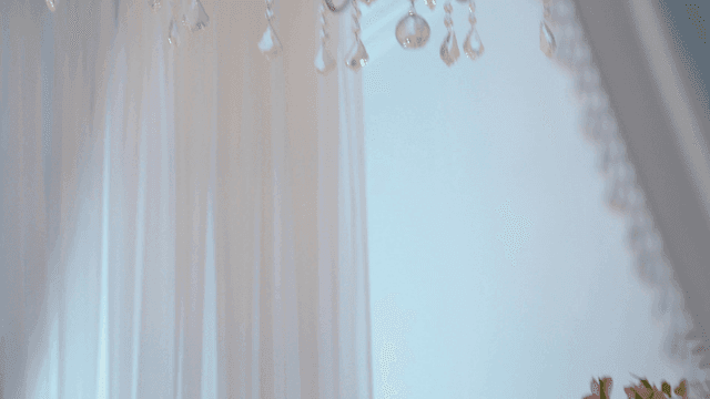 우아한 샹들리에와 화려한 꽃 장식