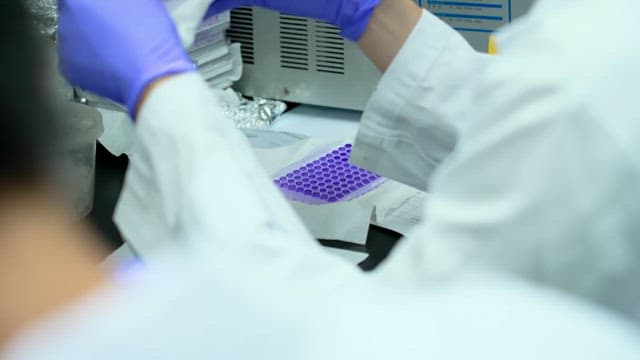 과학자가 실험 장비를 다루는 모습