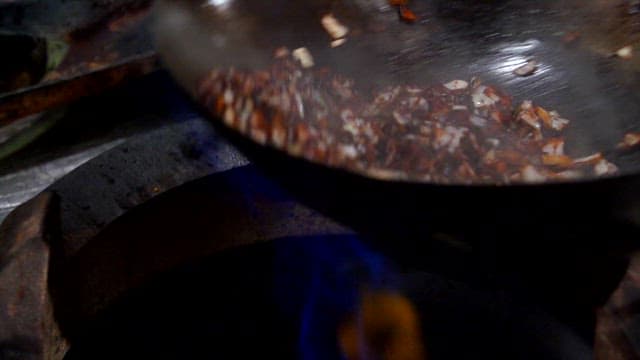 웍에서 춘장과 채소, 고기를 볶아 짜장소스 만들기