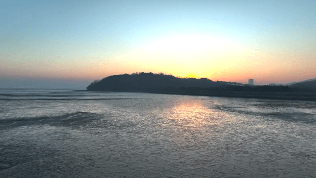 고요한 해변 위의 일몰