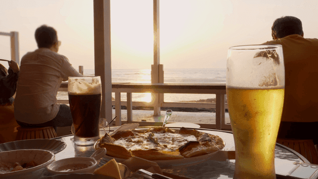 해질녘 바닷가에서 식사