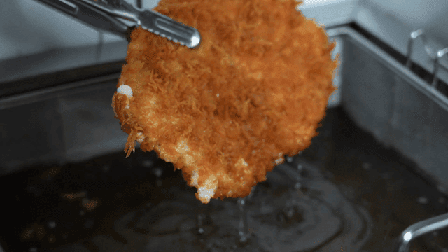 바삭한 돈가스를 튀기는 장면