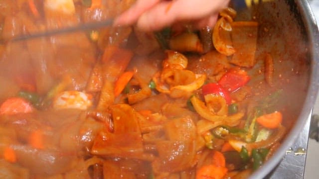 팬에서 매콤한 돼지껍데기 볶음을 조리하는 모습