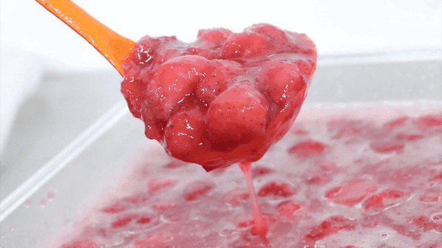 국자로 뜬 설탕에 재워둔 딸기