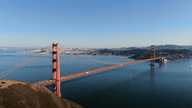 만을 가로지르는 금문교