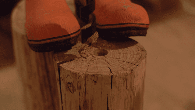 나무 통에 구멍을 뚫는 장면