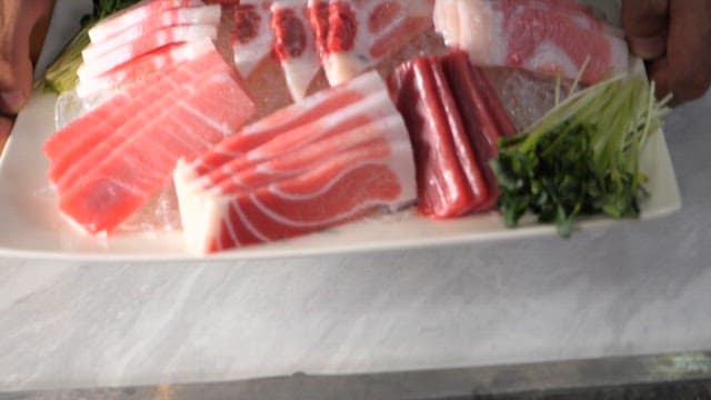 접시에 담긴 신선한 회