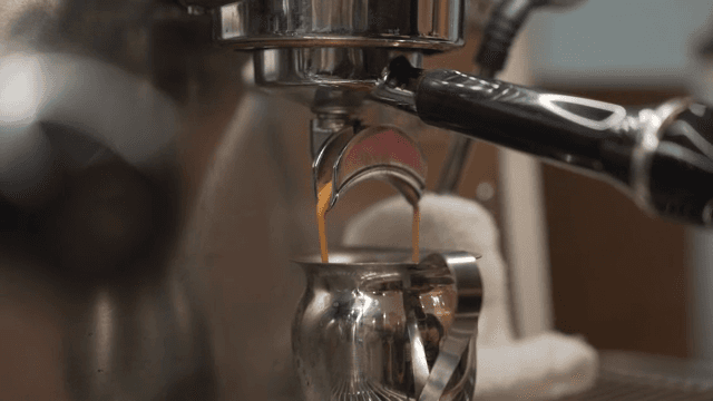 에스프레소 머신으로 커피 준비