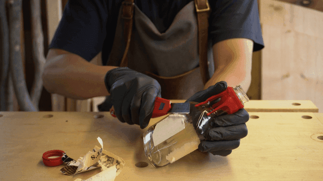 유리병에서 라벨을 제거하는 사람