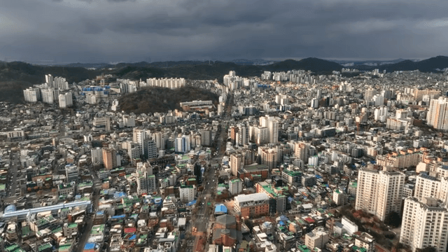 흐린 하늘 아래 펼쳐진 도시 전경