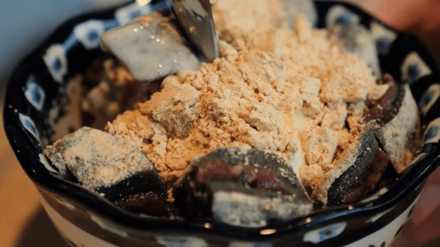 Korean rice cake with soybean powder