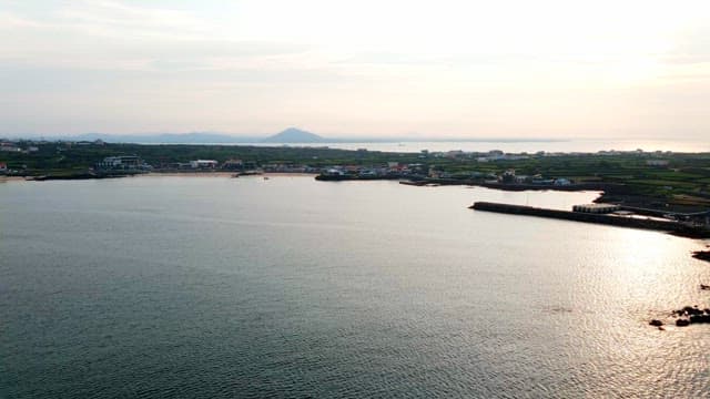 산이 멀리 보이는 형형색색의 해안 마을