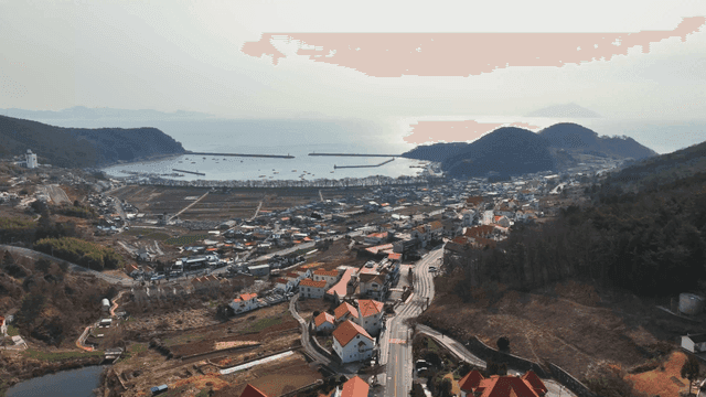 빨간 지붕의 해안 마을