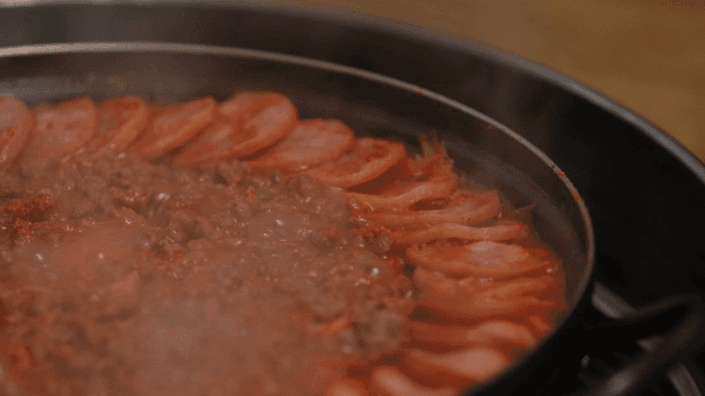 냄비에서 끓고 있는 부대찌개