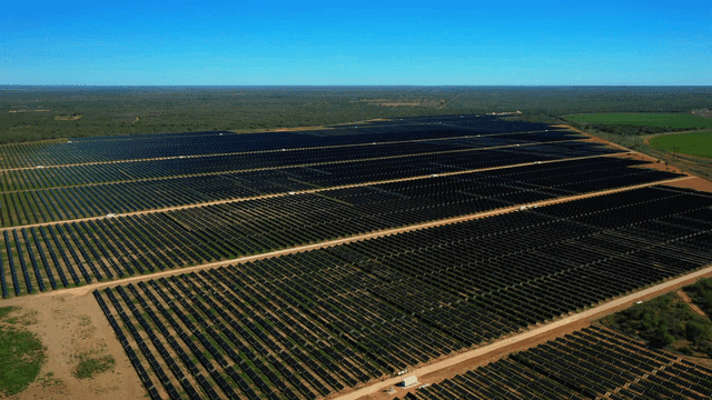 넓은 평지에 광활한 태양광 발전소