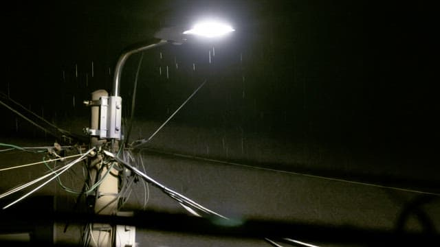 빗물에 젖은 가로등이 비추는 비 오는 밤거리