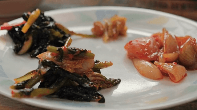 접시에 담긴 다양한 한국 반찬