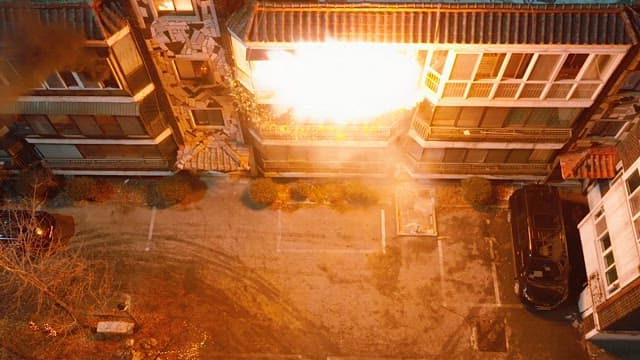 밤에 폭발이 일어나 화재가 발생한 주택