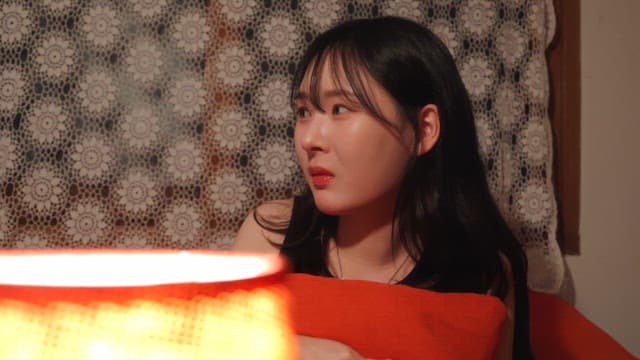 쿠션을 안은 채 이야기를 듣는 사람