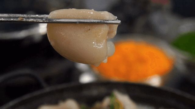 국물 속 돼지 비계를 집은 젓가락