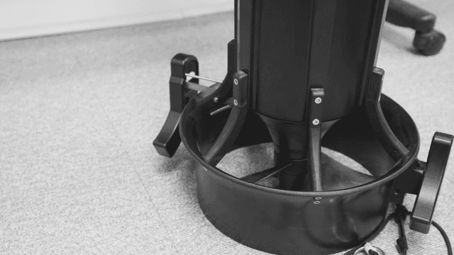 카펫 위의 검은 산업 기계