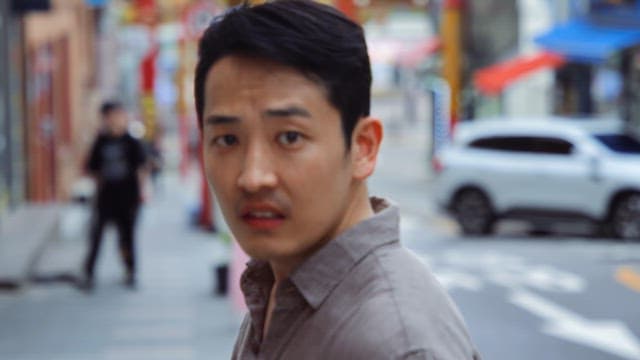 번화한 거리에서 시비를 거는 화난 남자