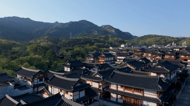 산 옆에 위치한 전통 한옥 마을