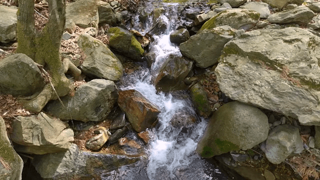 바위 위로 흐르는 작은 시냇물