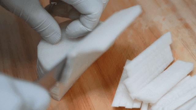 나무 도마 위에서 무를 빠르게 자르는 날카로운 칼