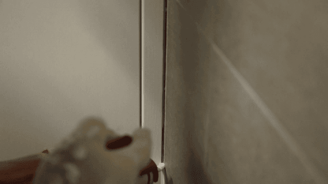 벽 모서리에 실란트를 바르는 작업자