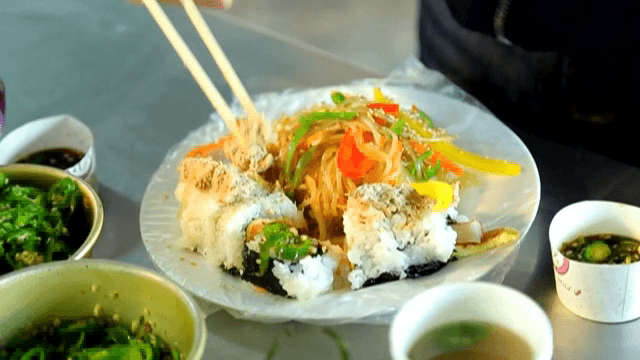 김밥과 잡채가 담긴 한 접시