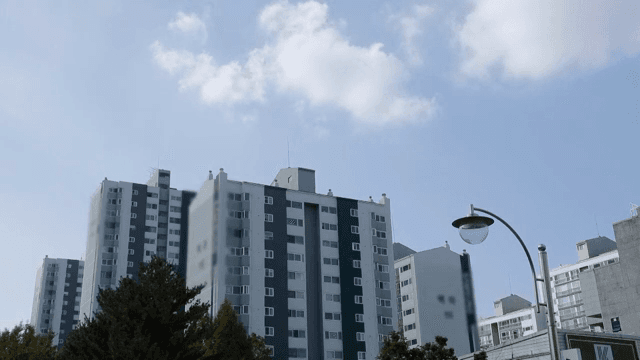 맑은 하늘 아래 높은 아파트 건물