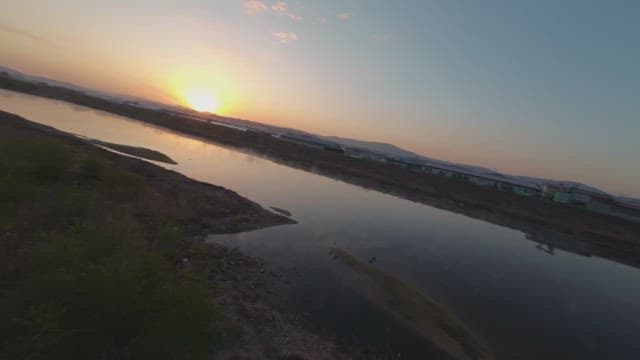 고요한 강 풍경 위로 지는 해