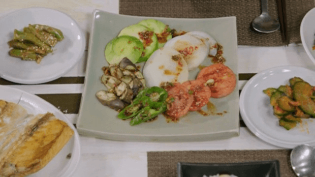 테이블 위 다양한 한국 반찬