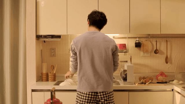 아늑한 주방에서 설거지하는 남자